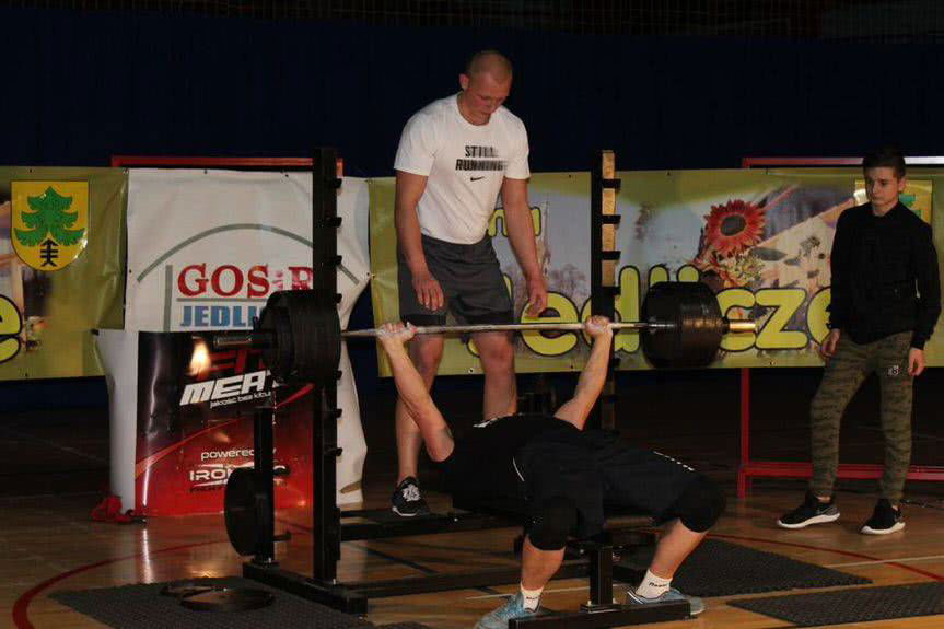 Wyciskali sztangę leżąc