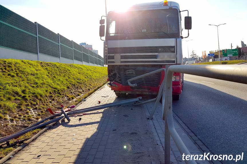 Uniknął zderzenia, ale wjechał w barierki
