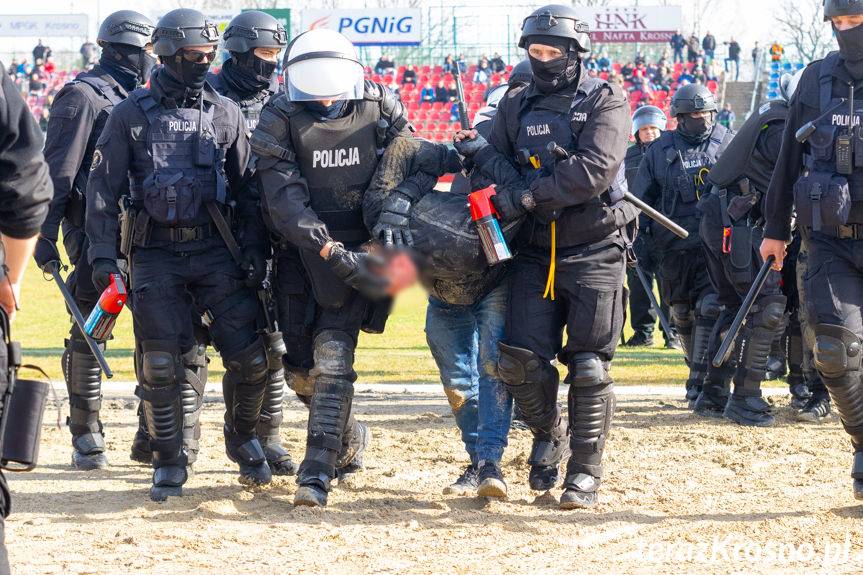 Skandal podczas meczu Karpaty Krosno - JKS Jarosław. Interweniowała policja, spotkanie przerwano