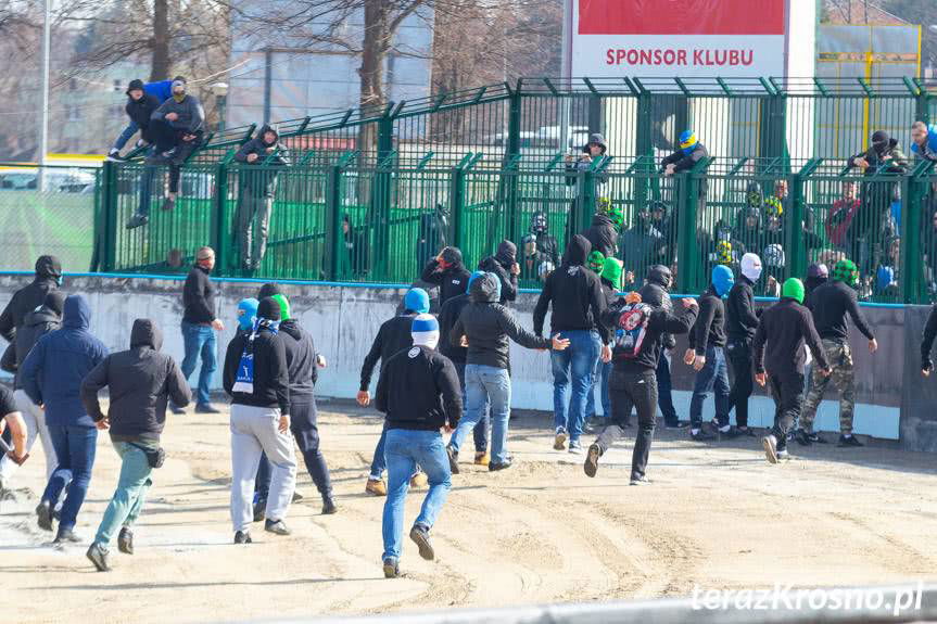 Skandal podczas meczu Karpaty Krosno - JKS Jarosław. Interweniowała policja, spotkanie przerwano