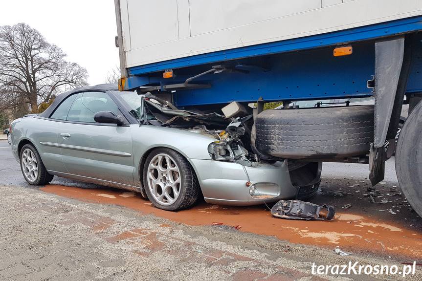 Wjechał osobówką pod naczepę ciężarówki