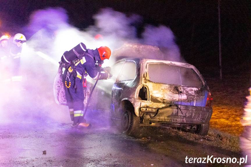 W Piotrówce spalił się opel