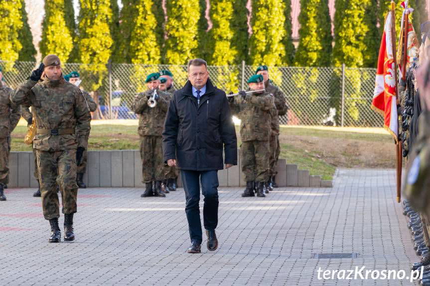 Minister Obrony Narodowej w Miejscu Piastowym. Ślubowali uczniowie klas mundurowych