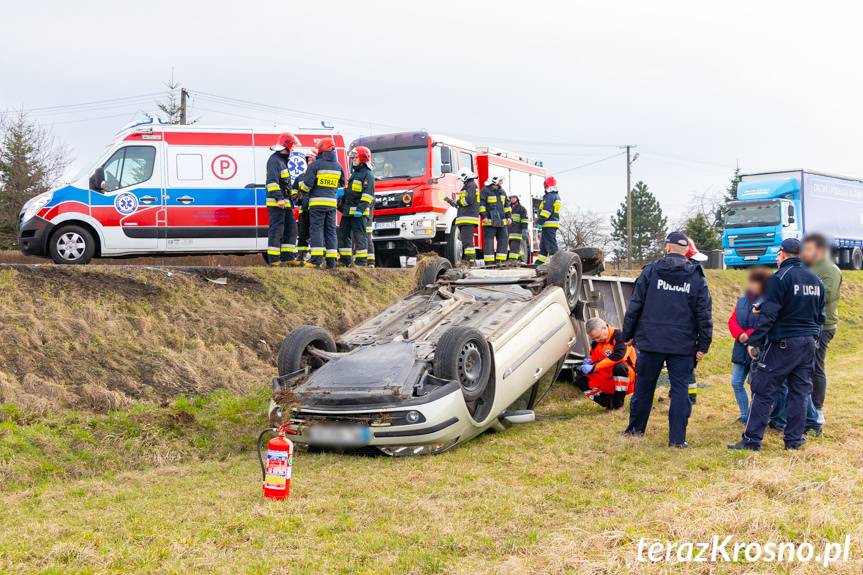 Wypadek w Rogach. Jeden samochód dachował