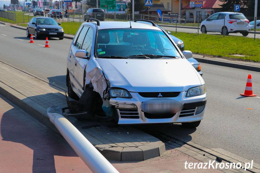 Zderzenie na Bieszczadzkiej bmw i mitsubishi