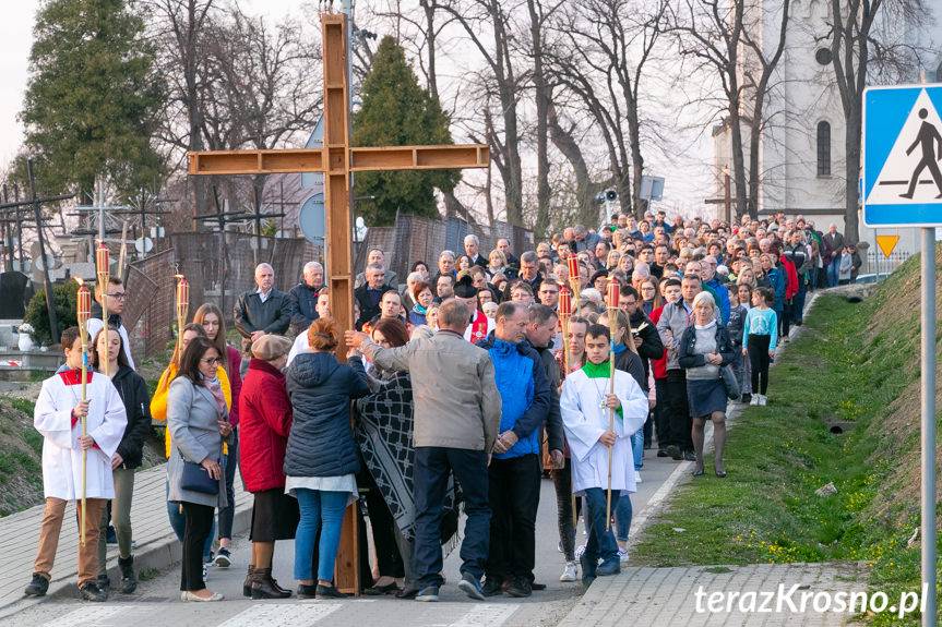Droga krzyżowa w Zręcinie [WIDEO]