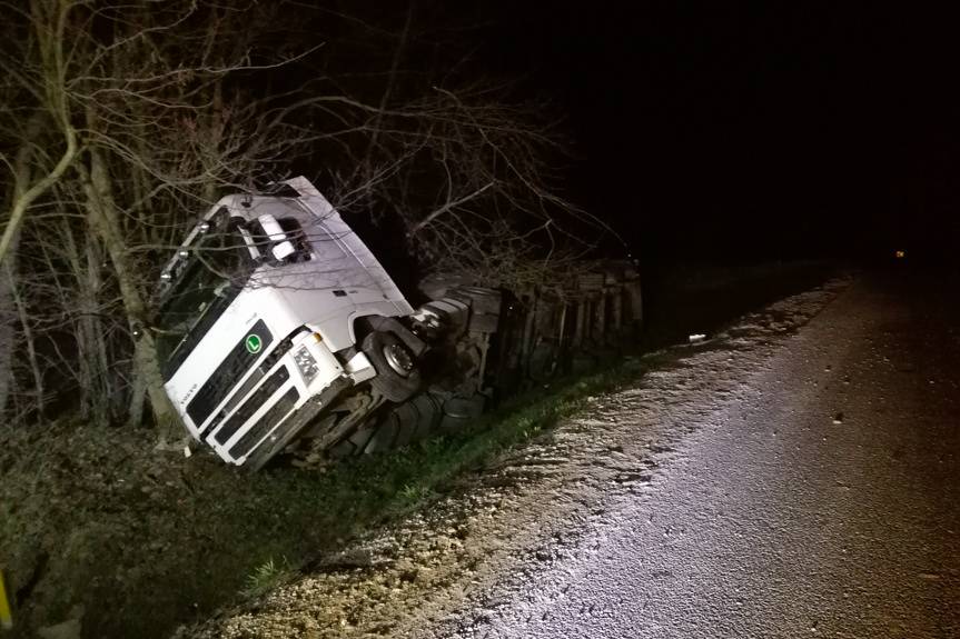 Tir wypadł z drogi i przewrócił się na bok