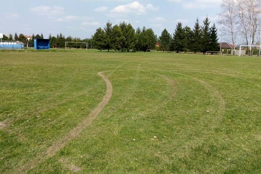 "Kręcił bączki". Zniszczone boisko w Dobieszynie