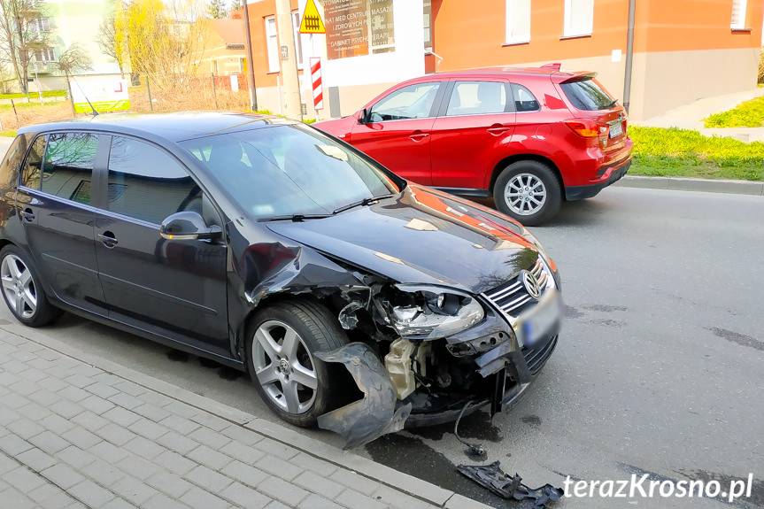 Uderzył w zaparkowany samochód