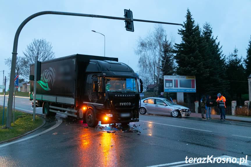 Nie opanował BMW i uderzył w ciężarówkę