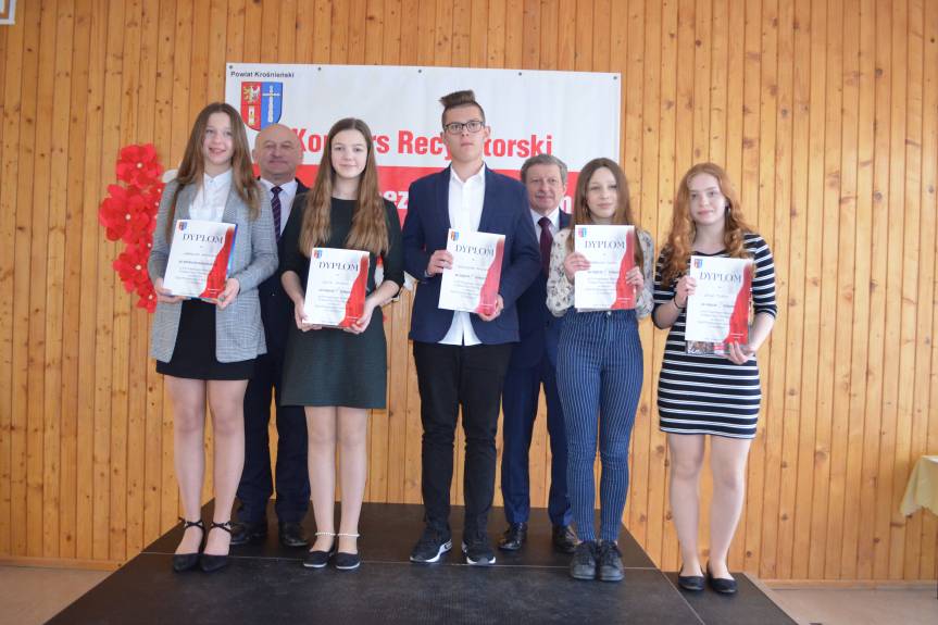 Uczniowie recytowali patriotyczne wiersze