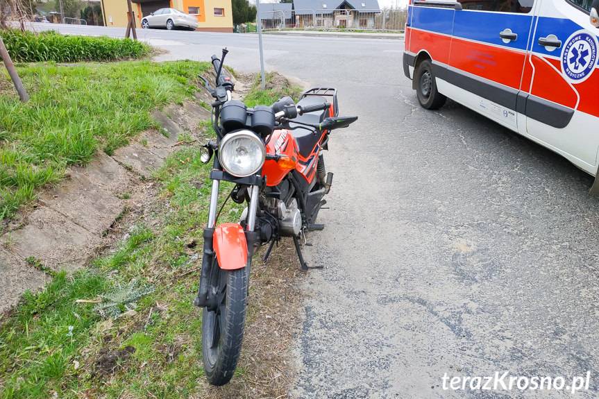 Motorowerzysta uderzył w przyczepę