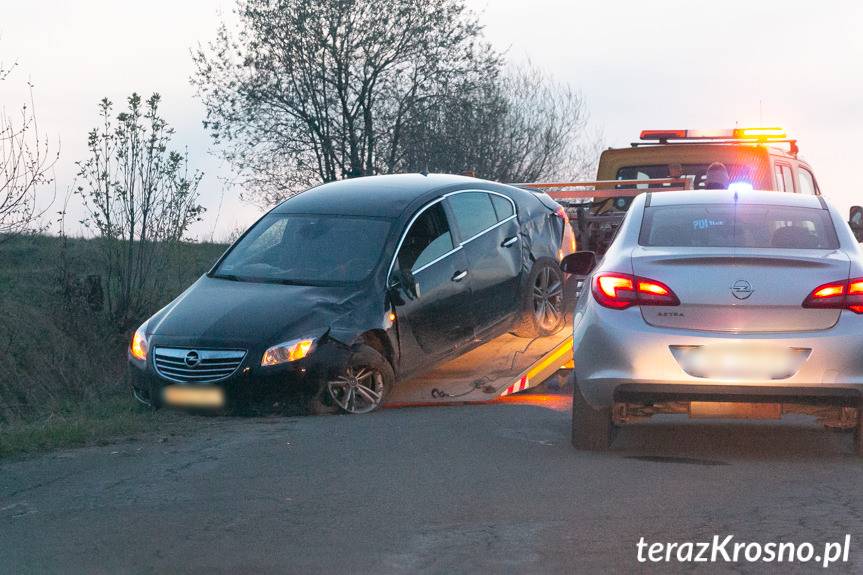Policjanci ustalają kto kierował oplem