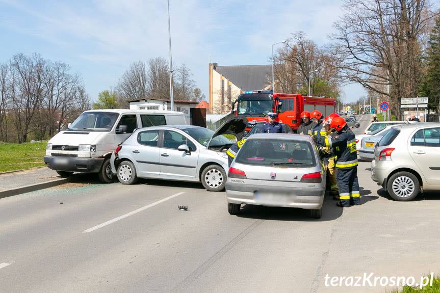 Kolizja na Wyszyńskiego trzech samochodów
