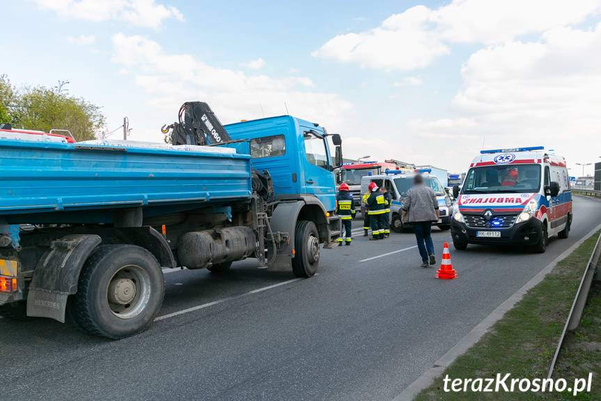 Pieszy wtargnął na jezdnię wprost pod nadjeżdżającą ciężarówkę
