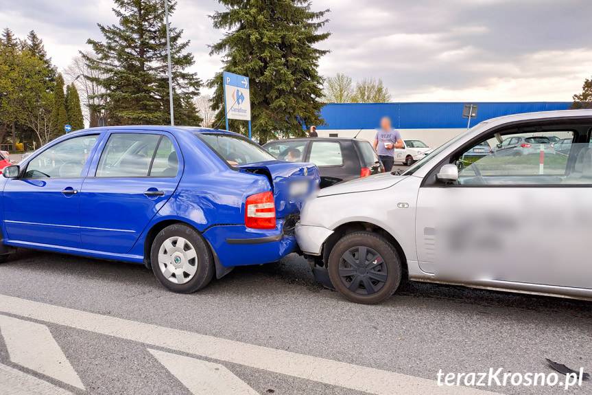 Kolizja na ul. Krakowskiej, uszkodzone cztery samochody