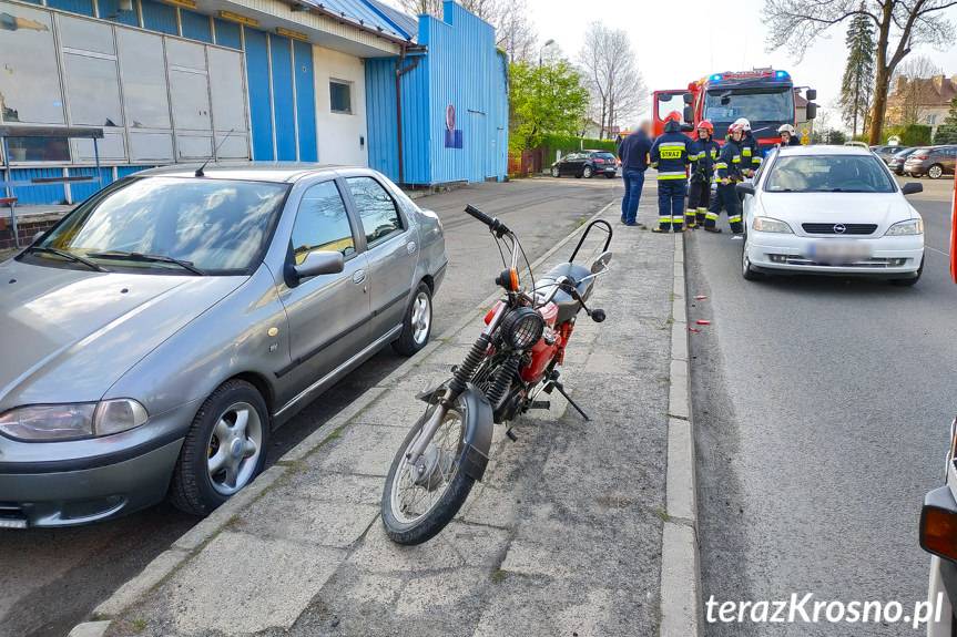 Jedlicze. Motorowerem najechał na tył opla