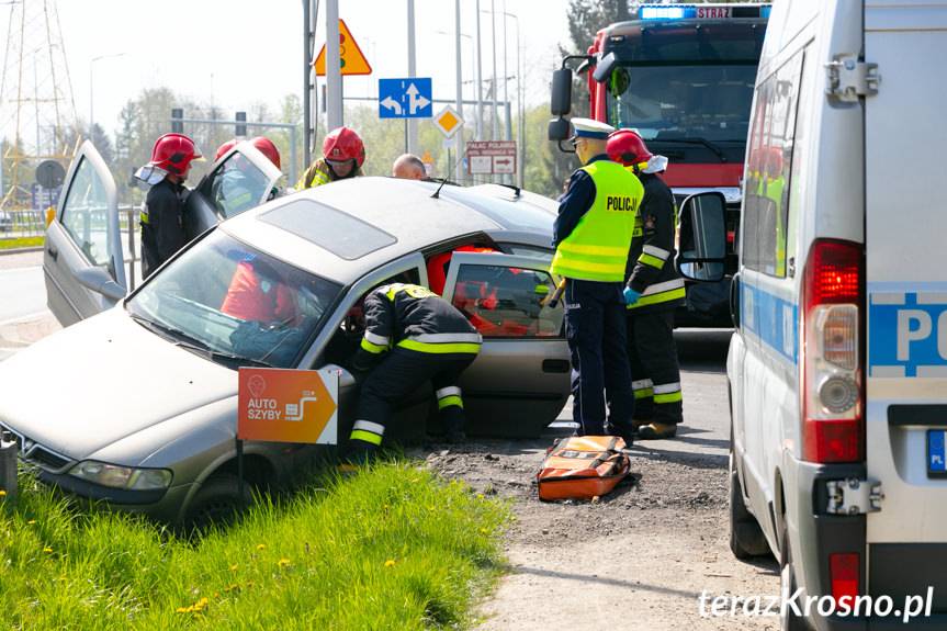 Starszy mężczyzna wjechał oplem do rowu