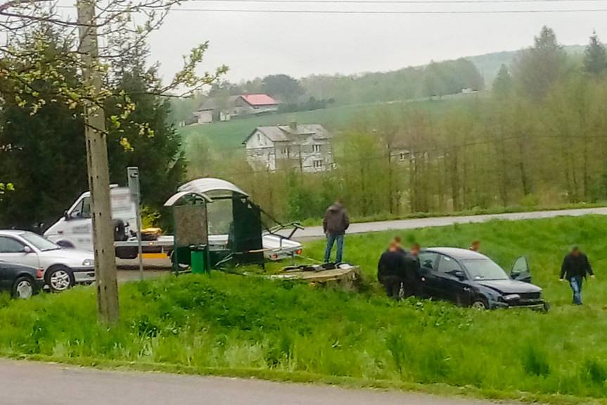 Wjechał samochodem w przystanek