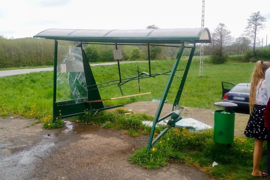 Wjechał samochodem w przystanek