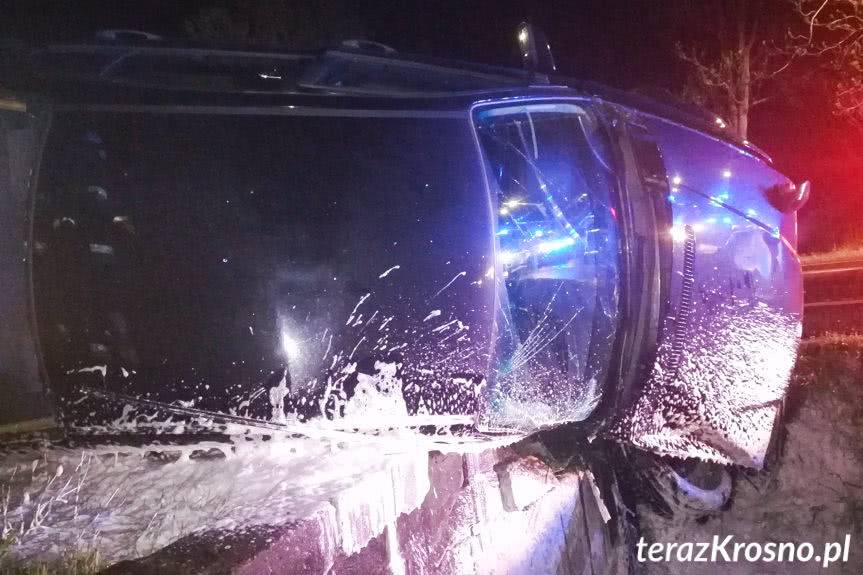 Wypadek w Klimkówce, uderzył samochodem w przepust