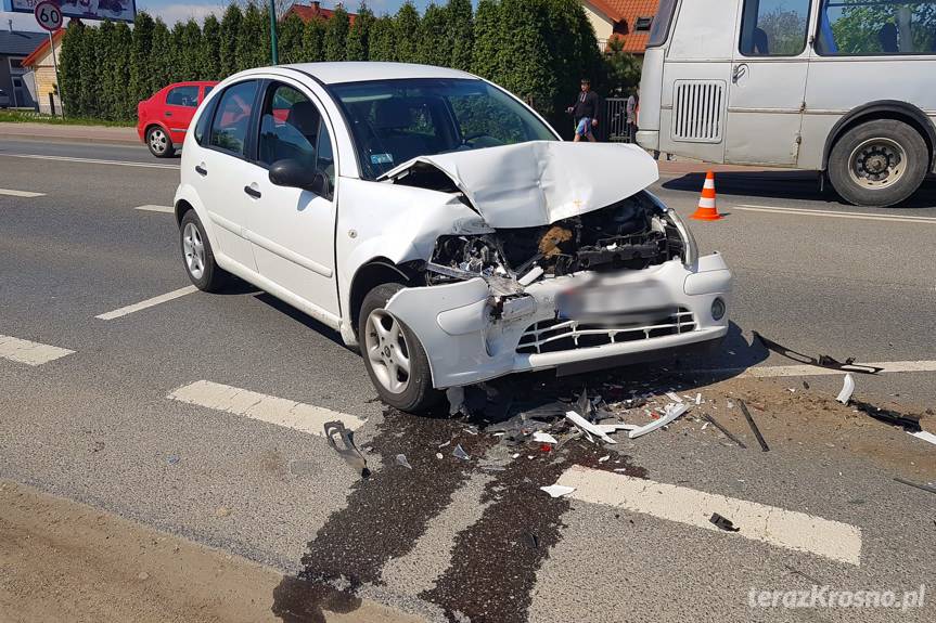 Wypadek na Zręcińskiej, uderzył citroenem w autobus