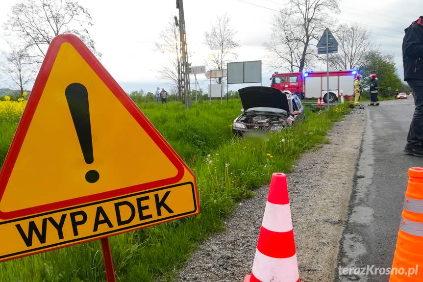 Zderzenie dwóch samochodów na skrzyżowaniu