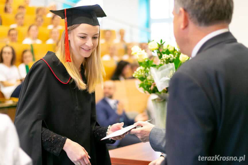 Symbolika Zawodu Pielęgniarki i Wręczenie Dyplomów Licencjata Pielęgniarstwa 