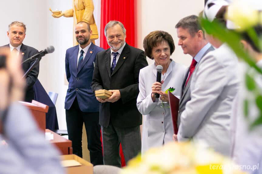 Symbolika Zawodu Pielęgniarki i Wręczenie Dyplomów Licencjata Pielęgniarstwa 