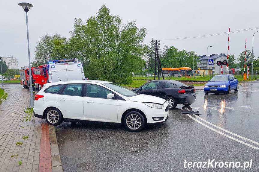 Zderzenie forda i opla na skrzyżowaniu