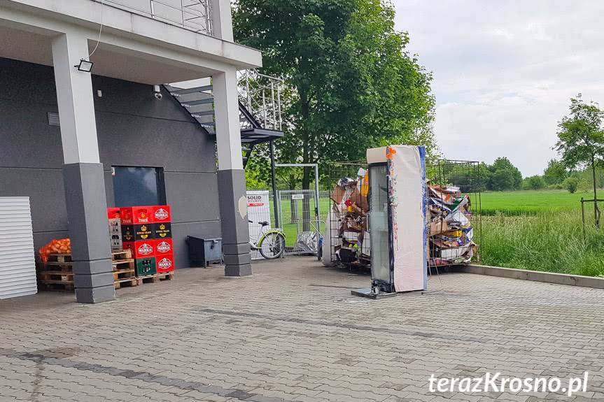 Pożar lodówki na napoje, ewakuowano klientów
