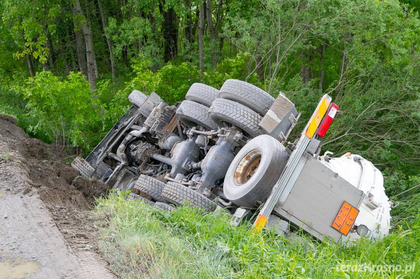 Węglówka. Wypadek cysterny i samochodu strażackiego