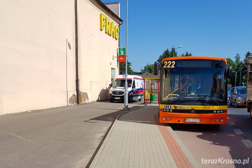Wybiegł pies, nagłe hamowanie. Pasażer rozbił szybę