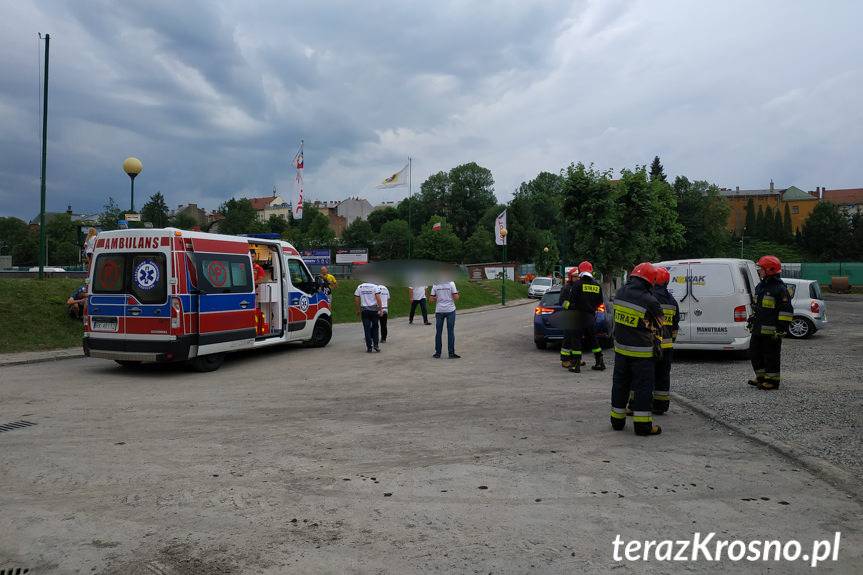 Zderzenie samochodów na stadionie