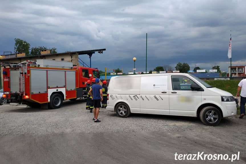 Zderzenie samochodów na stadionie