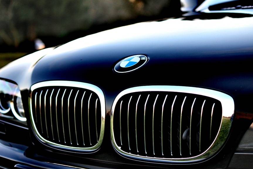 Pijany kierowca BMW wjechał w budynek