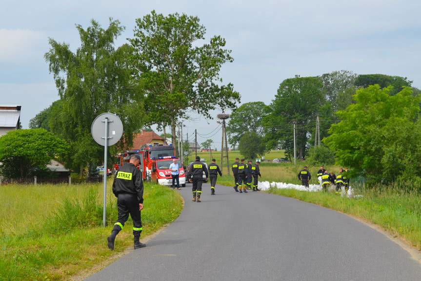 Ćwiczenia w Bziance. Przeciekające wały i ewakuacja szkoły