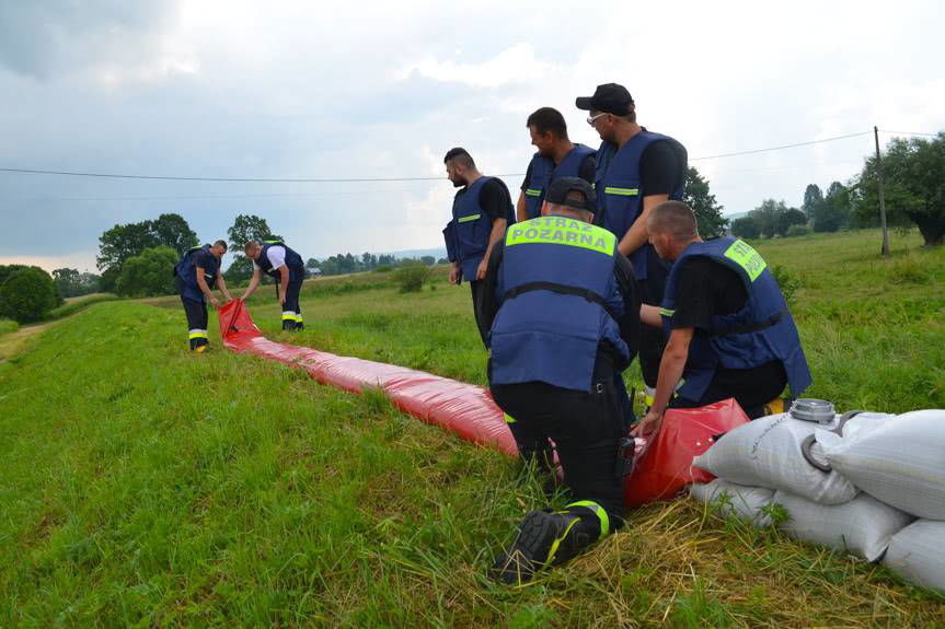 Ćwiczenia w Bziance. Przeciekające wały i ewakuacja szkoły