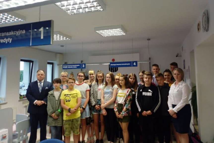 Uczniowie z Długiego odwiedzili PKO Bank Polski