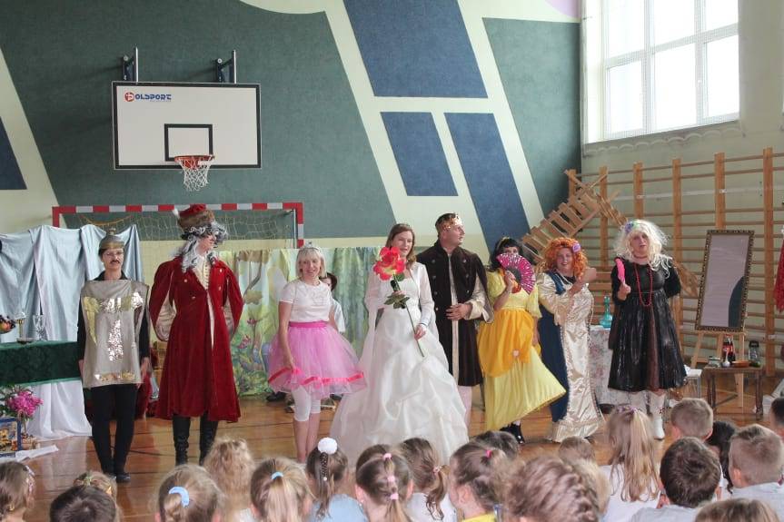 Rodzice dzieciom. Spektakl w szkole we Wrocance