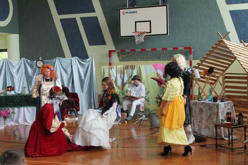 Rodzice dzieciom. Spektakl w szkole we Wrocance