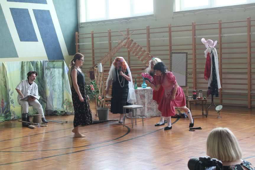 Rodzice dzieciom. Spektakl w szkole we Wrocance