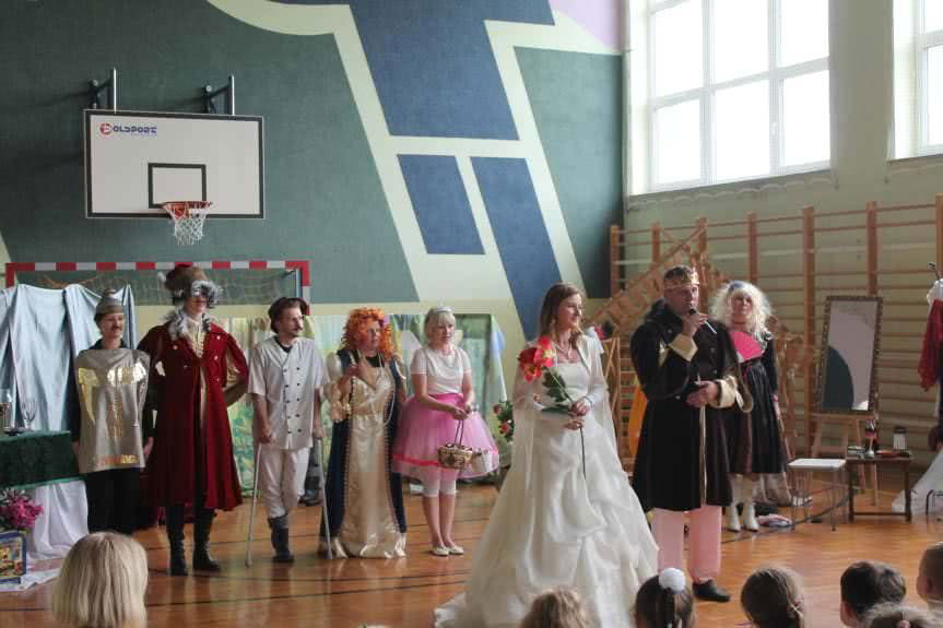 Rodzice dzieciom. Spektakl w szkole we Wrocance