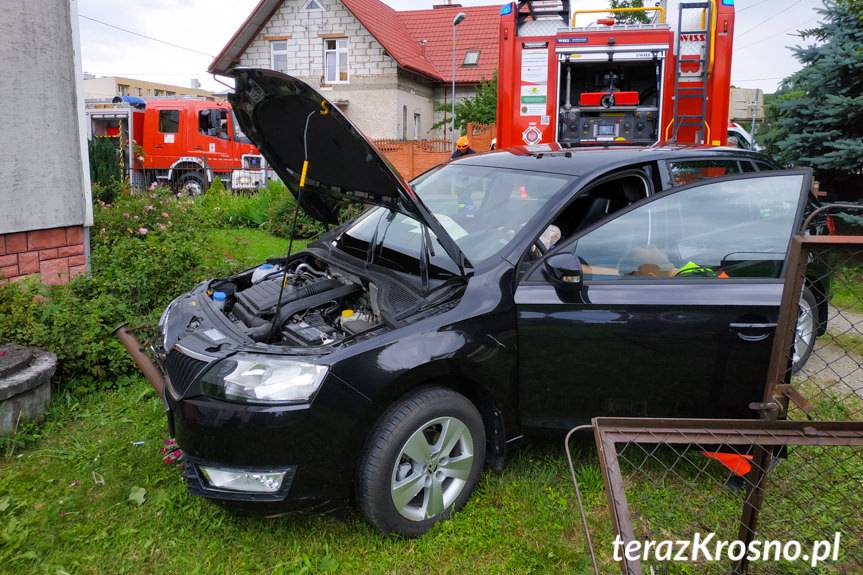 Wjechali samochodem w ogrodzenie