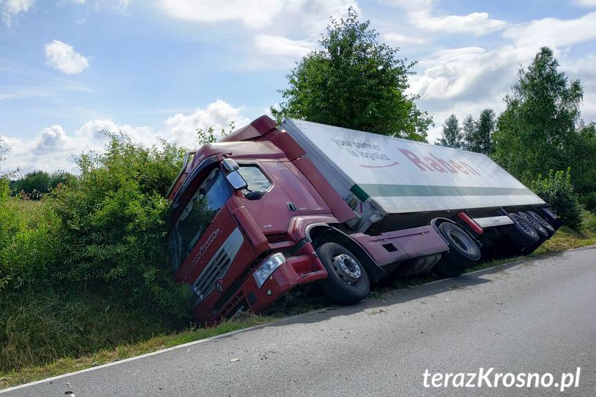 Tir zsunął się do rowu