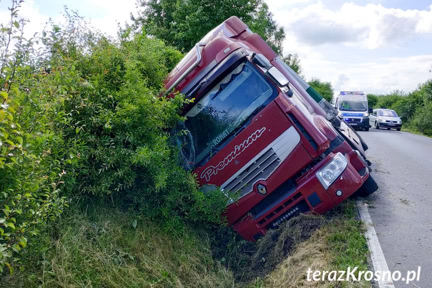 Tir zsunął się do rowu