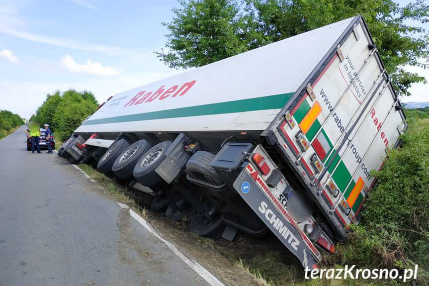 Tir zsunął się do rowu