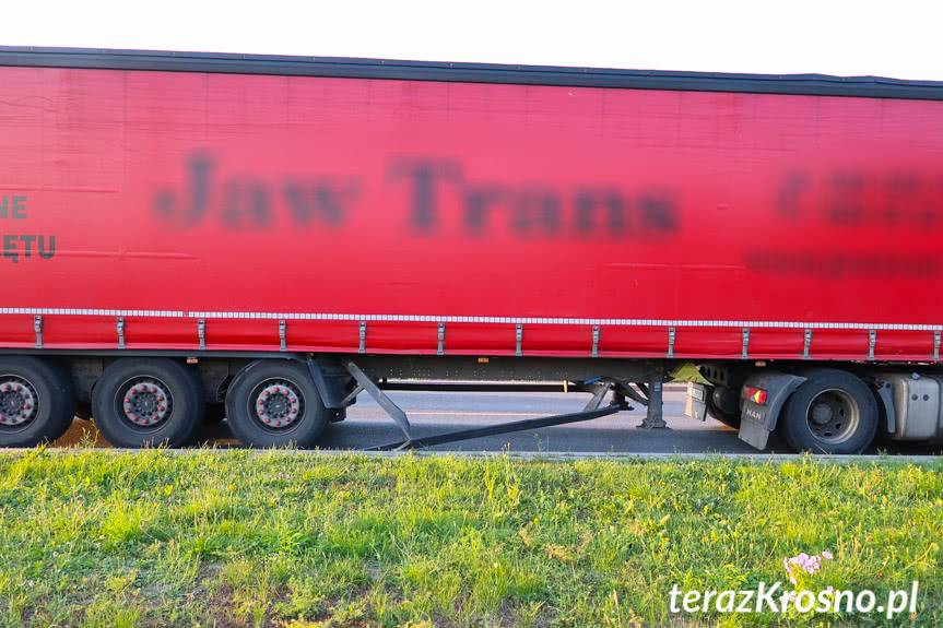 Zderzenie na skrzyżowaniu, uderzył w bok naczepy