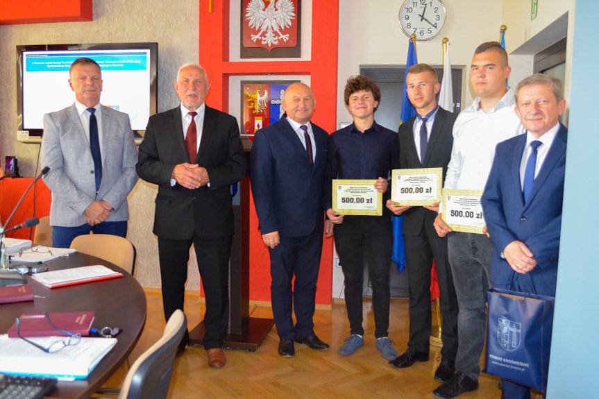 Uczniowie z Iwonicza nagrodzeni przez starostę