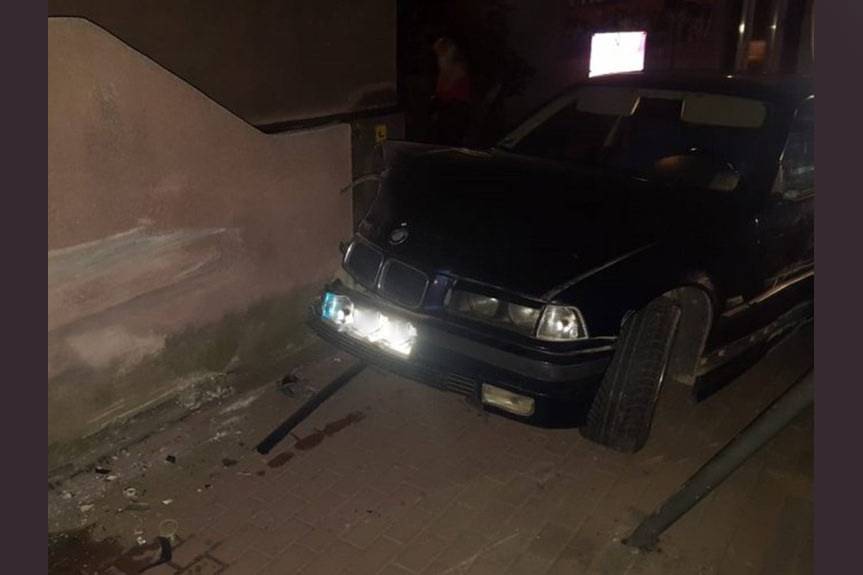 REGION. Pijany wjechał w budynek Muzeum Regionalnego